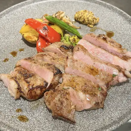 塩麹でマリネした豚肩肉のロティ 粒マスタード添え