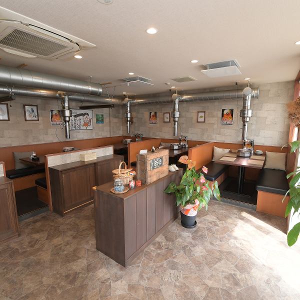 【様々な場面に◎個室】優しい色合いが落ち着く店内ゆったりと使えるテーブル4名掛けをそれぞれ５卓ご用意しております。デート、女子会やファミリー様まで！幅広いシチュエーション使いに適しています。