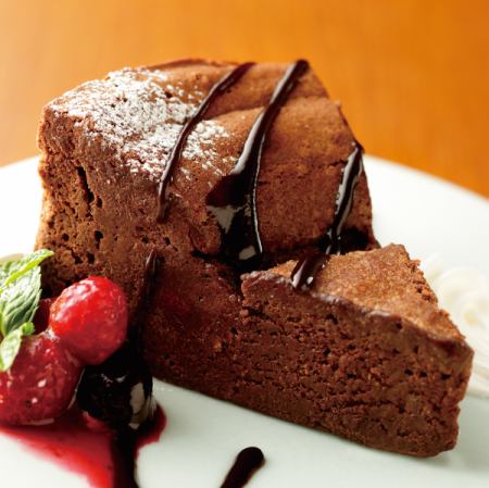 用生巧克力制成的巧克力蛋糕