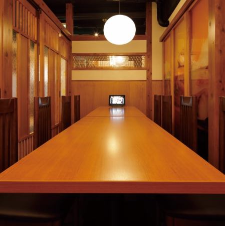 By removing the wall of the private room, it is possible to change the layout according to the number of people.The photo is a private room for 10 people that connects two rooms.