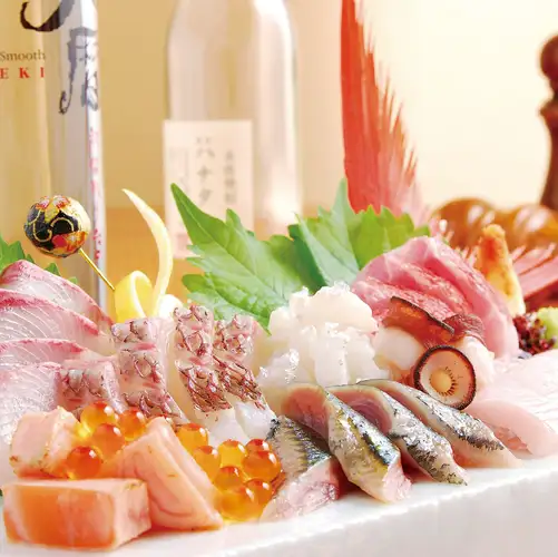 [內含 120 分鐘的高級無限暢飲 (OS 90)。葵 - 一道奢華的菜餚，選用上等日本黑毛和牛和特選鰻魚，以鰻魚蒸煮的方式烹製。