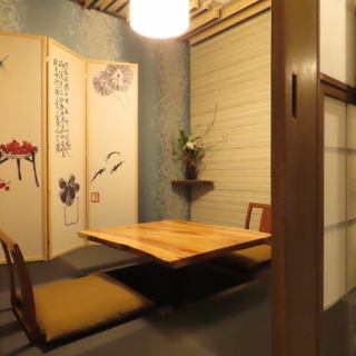 2名掛けの個室となっております。要相談で4名様までご予約可能ですが、事前に電話でご相談ください。