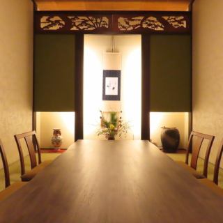 4名掛けの個室となっております。要相談で6名様までご予約可能ですが、事前に電話でご相談ください。