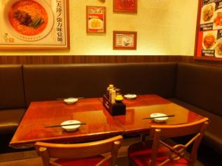 We can accommodate various people by combination of seats.