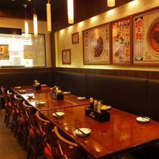 We can accommodate various people by combination of seats.