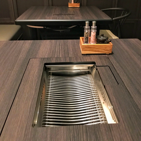 焼肉だんのヘルシーロースターは、煙が出ません!だから臭いも着きません!ダクトすらも無い☆煙が会話の妨げにもなりません♪ごゆっくりと会話と料理を愉しみながらお過ごし頂けます!!(新宿/焼肉/個室/国産/和牛/おしゃれ/宴会/デート/接待)