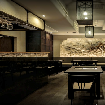 新宿の地下に重厚感溢れるデザイナーズ焼肉店★会社の宴会や大切な方との記念日など、また接待にも外さない雰囲気と料理を提供致します★プライベート空間で焼肉をお愉しみ頂けます♪非日常を心行くまでご堪能下さい♪