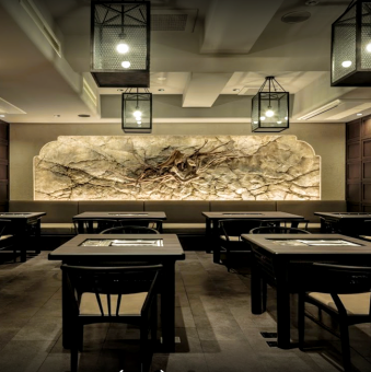 2名さま～4名様まで座れるテーブル席が10卓。片側のみソファー席4卓です。一部全て椅子の席もありますので、ご自由にお選び頂き、御利用下さい（非空間でお食事が愉しめます♪お肉には『雪降り和牛』を使用している為、普段食べられない絶品がお愉しみ頂きます！（新宿/焼肉/個室/国産/和牛/おしゃれ/宴会/デート/接待）