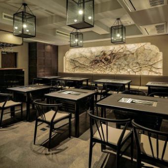 接待やデートにもオススメ。２名様用テーブルもあります！「無煙ロースター」なので臭いも気になりません！会社宴会やパーティー、イベントなどの大人数にも対応可能♪料金や人数なども御相談承ります！（新宿/焼肉/個室/国産/和牛/おしゃれ/宴会/デート/接待）