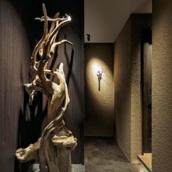 記念日やお忍びデートにオススメ★黒を基調にしたデザイナーズ空間で非日常をお愉しみ下さい。料理は国産最高級の雪降り和牛を御提供（新宿/焼肉/個室/国産/和牛/おしゃれ/宴会/デート/接待）