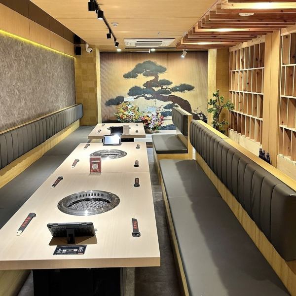 【木の温もりと夜景の調和した内観】木を基調としたインテリアとやさしい照明が温かみある空間を演出。窓からスカイツリーの夜景が望め、ソファ席でゆったりと焼肉と会話を楽しむ、落ち着いた大人の空間です。