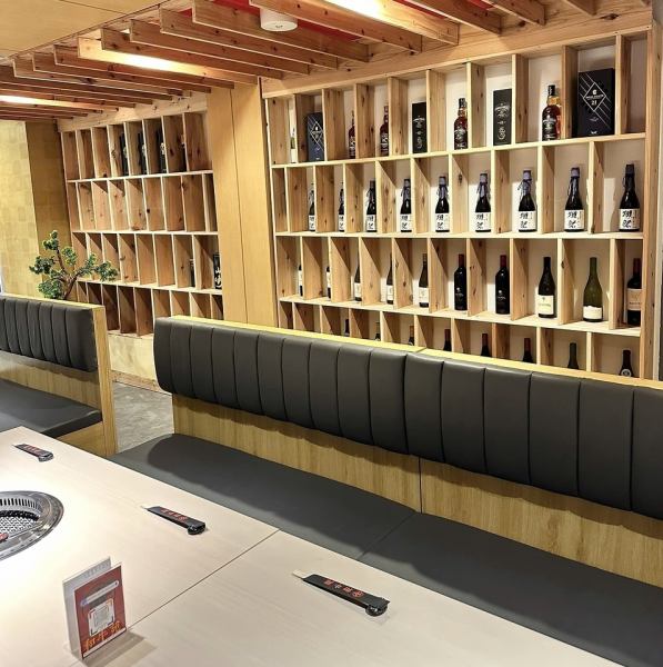 【テーブル席で気軽に楽しむ焼肉】テーブル席が複数あり、友人との飲み会や女子会、ご家族でのお食事にぴったり。和牛焼肉を囲みながら、気軽に楽しい時間を過ごせる雰囲気です。