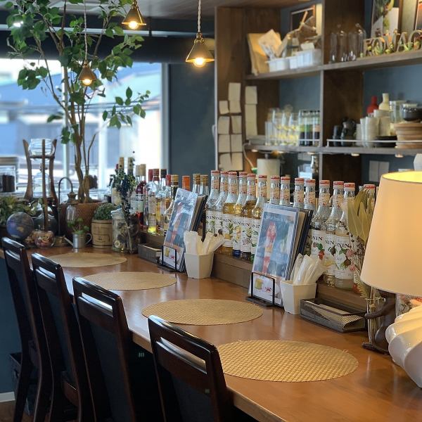 We also have counter seats that can be easily used by one person.Enjoy Japanese tea and a gorgeous parfait in the calm interior.We look forward to your use.Please be assured that we will prepare a partition.