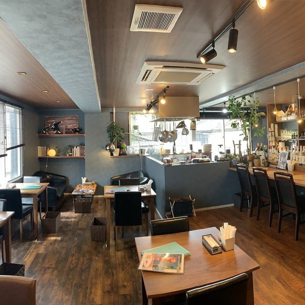 There are also spacious table seats.Please use it for entertainment and after-party.Good location near Kanazawa station ◎ Enjoy the colorful parfait on your way home from work or drinking party.