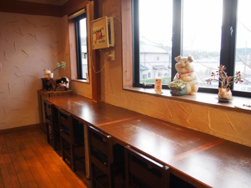 窓辺のカウンター席