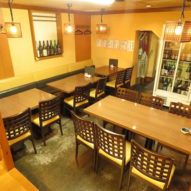 【店内貸切可能！】テーブル席、掘りごたつ合わせて最大50～80名までご予約いただけます。一つのブースに集まってお座りいただける為、宴会にはバッチリのお席となっております！冠婚葬祭の会食・お食事会にもご利用頂けます！