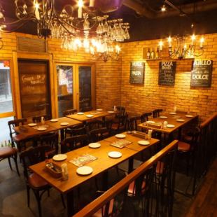 Chandelier and brick wall create an adult space ☆ It can be used by up to 25 people.We also accept standing meals! Please feel free to contact us.