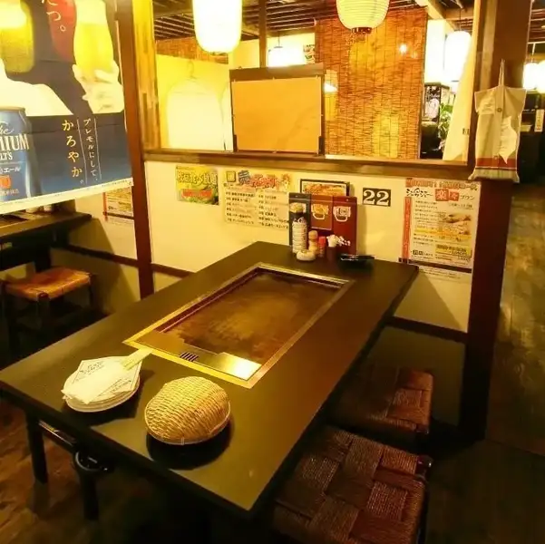 Our popular tables with built-in griddles are perfect for those who want to cook their own okonomiyaki or monjayaki and enjoy it with friends and family.In addition to tables, we offer a variety of seating styles to suit different occasions, including private tatami rooms, private rooms with sunken tables, booth seats, and counter seats.Please let us know your preferences when making a reservation.