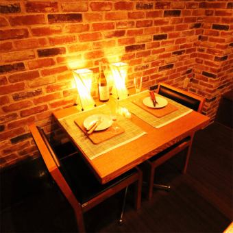 デートや2名様での飲み会に最適な2名様用の個室をご用意しております！暖かいライトに包まれた空間でゆったりとお寛ぎください。