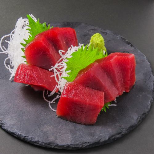 The owner is proud of his sushi and sashimi made with carefully selected ingredients.