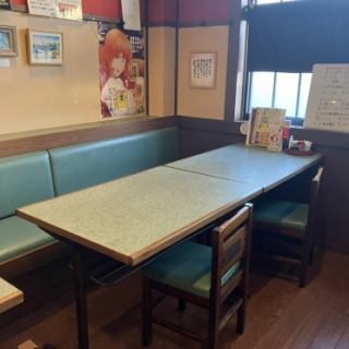 This table seats up to 8 people.Our shop has a bright and lively atmosphere, and we are proud of the homey atmosphere that allows customers to get to know each other well. Please enjoy a delicious and fun time with your favorite drink in hand.