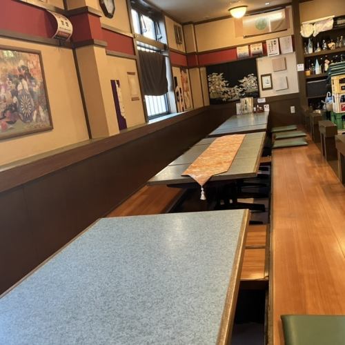 This sunken kotatsu seating can accommodate up to eight people.You can sit and stretch your legs out comfortably. Even if you stay for a long time, there is little strain on your legs, so everyone from young people to seniors can relax.Please enjoy your meal at your leisure.