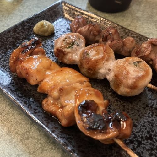 享受多汁的烤鸡肉串作为零食♪