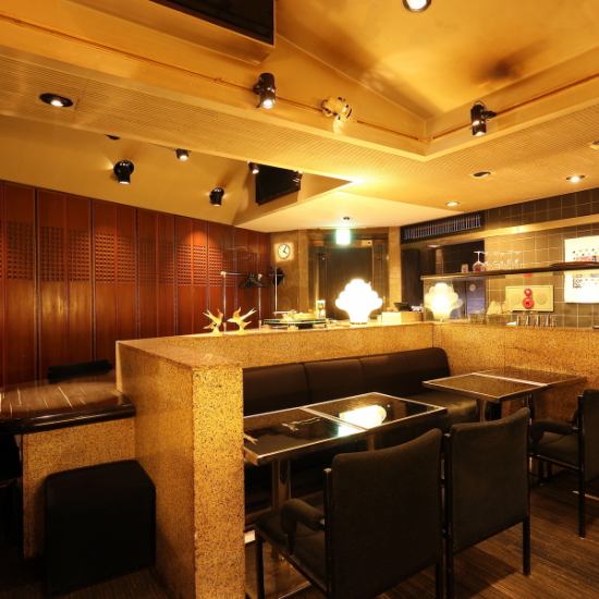 モダンクラシックな雰囲気の店内で豊富なワインを楽しむ【ウエストエンド】