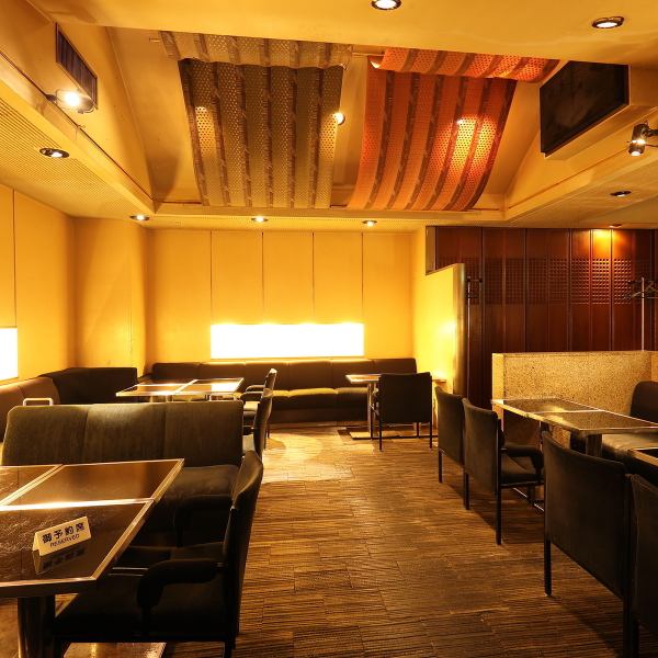 イタリアンの豊かな香りが漂い、温かみのあるクラシカルな雰囲気が広がります。広々としたカウンターは、デートでワインを楽しむのにも、ティータイムにケーキを堪能するのにも最適。素敵なウェイターがお迎えし、心地よい時間を演出します。ゆったりとしたバータイムも満喫でき、接待にもぴったりな落ち着いた空間です。