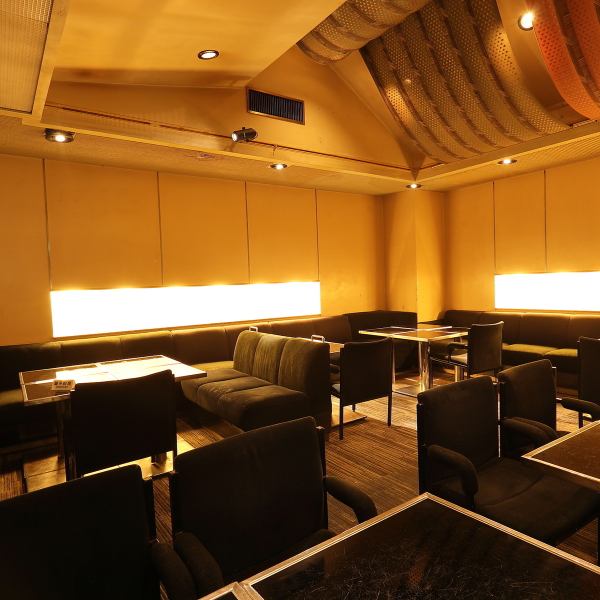 カウンター席8席、テーブル席5卓を完備しており、貸切時は最大35名様までご利用頂けます。大人数での集まりにも対応できるため、親しい友人や大切な方々と一緒に、プライベートな時間をお過ごしいただけます。多彩なメニューと共に、心地よい空間でお食事を楽しんでいただけるよう、細やかなおもてなしを心がけています。