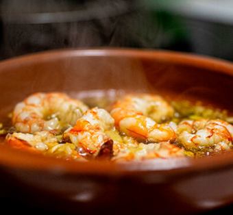 Spanish ajillo with shrimp and vegetables