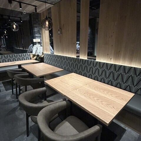 店内はしっとりと落ち着いた雰囲気が漂い、都会の喧騒を忘れてゆったりとお過ごしいただけます。本格イタリアンを囲みながら、気心の知れた友人とのお食事や大切な人とのデート、大人女子会にもおすすめの空間です。洗練されたインテリアの中で、シェフ自慢の料理を味わう贅沢な時間は、日常を少し特別に変えてくれます。