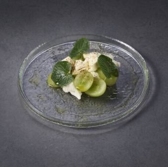 季節フルーツと山形県蔵王モッツァレラのカプレーゼ