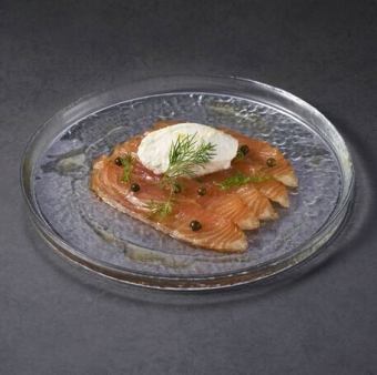 自家製スモークサーモンのカルパッチョ レモンとディルのクリーム添え