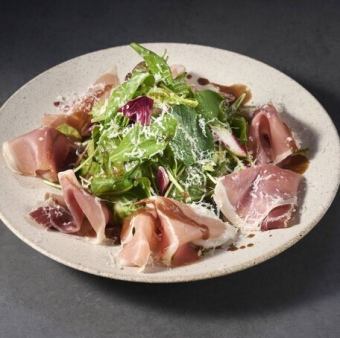 プロシュートとルッコラのサラダ12年熟成のバルサミコドレッシング