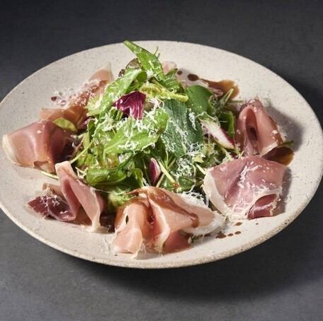プロシュートとルッコラのサラダ12年熟成のバルサミコドレッシング