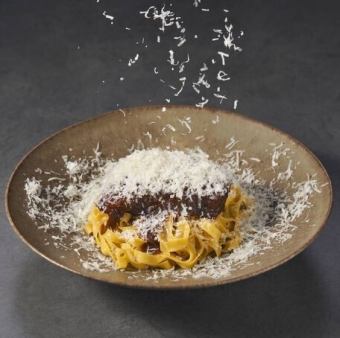 国産牛ほほ肉のデミグラスソース フェットチーネ