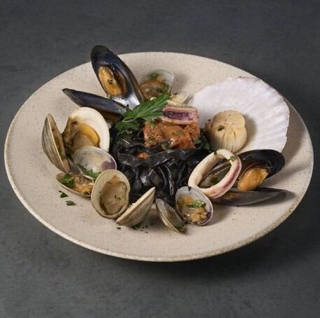 自家製イカ墨を練り込んだタリオリーニのペスカトーレ