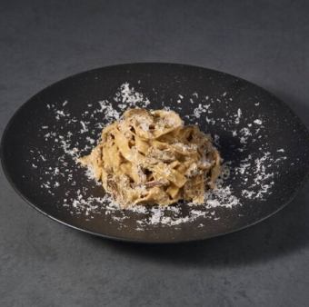 自家製フェットチーネ ポルチーニの濃厚クリームソース ‘モンタナーラ’