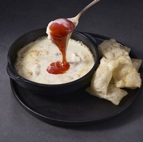 クアトロフォルマッジと卵のオーブン焼き トリュフ入りニョッコフリット