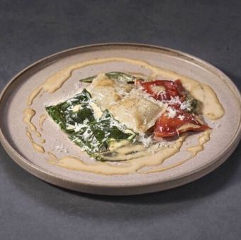 ボロネーゼを詰めたイタリア国旗の自家製ラビオリ カポナータソース