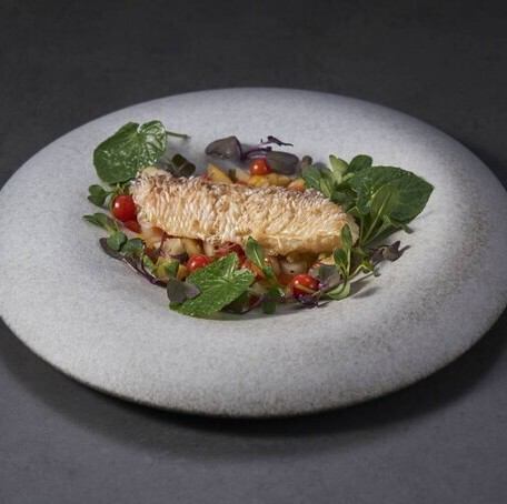 甘鯛の鱗焼き 藁の香り 真っ黒に炭火焼きにしたパブリカのソース