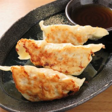 [Meat Gyoza] Gyoza filled with plenty of meat and vegetables.This is our recommended dish, served on a piping hot iron plate.