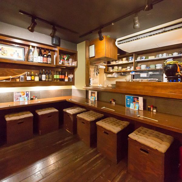 ゆったりとした時が流れる大人の隠れ家。木の温もりを感じるカウンター席は、お一人様やデートで、美しい和食器を愛でながら静かに更ける夜を楽しむ特等席です。また、落ち着いたテーブル席は、大切な友人との語らいに最適。温かみのある器と旬の料理が、穏やかな会話にそっと彩りを添えます。