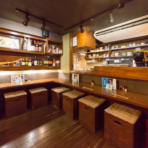 <p>ゆったりとした時が流れる大人の隠れ家。木の温もりを感じるカウンター席は、お一人様やデートで、美しい和食器を愛でながら静かに更ける夜を楽しむ特等席です。また、落ち着いたテーブル席は、大切な友人との語らいに最適。温かみのある器と旬の料理が、穏やかな会話にそっと彩りを添えます。</p>