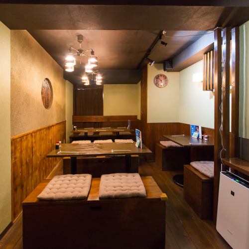 <p>店内は「こじんまりとした大人の雰囲気」が広がっています。店主がこだわり抜いた和食器が並び、料理との美しいコントラストを楽しめるのが当店の醍醐味。カウンターでしっぽりと飲むも良し、テーブル席で穏やかに食卓を囲むも良し。自分だけのお気に入りにしたくなる、そんな隠れ家です。</p>