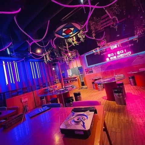 カラフルな内装◎100席ある店内なので、歓送迎会や大宴会にも◎