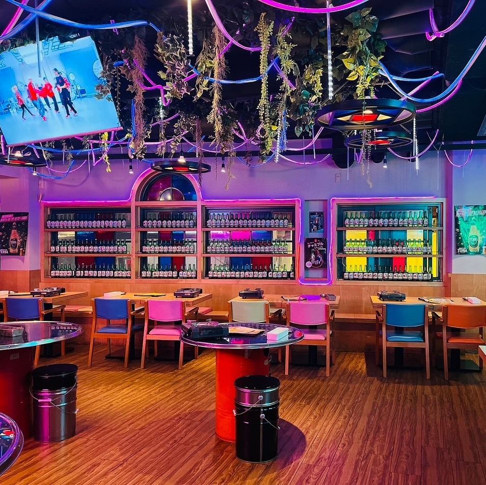 カラフルな内装でオシャレに本場の韓国料理をお楽しみください♪