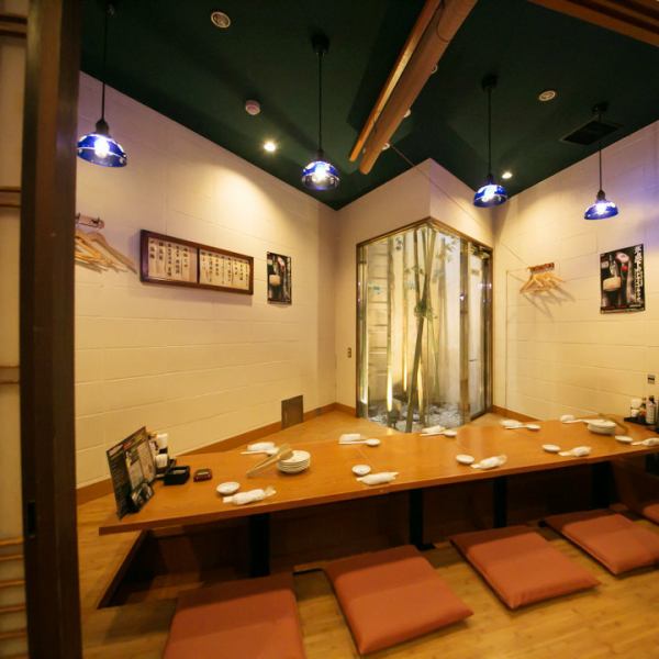 [Relaxing private room with a view of bamboo] Our store name and interior design was born from the image of the sea and sake on the red stamp ship that traveled across the ocean during the Warring States period.A Japanese space with a calm atmosphere where you can see the garden.In addition to private rooms for 8 to 12 people that are ideal for various banquets, there are a variety of seats, such as a semi-private room with a sunken kotatsu table for up to 45 people.