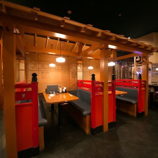 [Box table seats that feel like a private room] Box table seats that can be used by 2 to 8 people and are reminiscent of temples and shrines.It is a seat surrounded by surroundings, so you can use it like a private room.